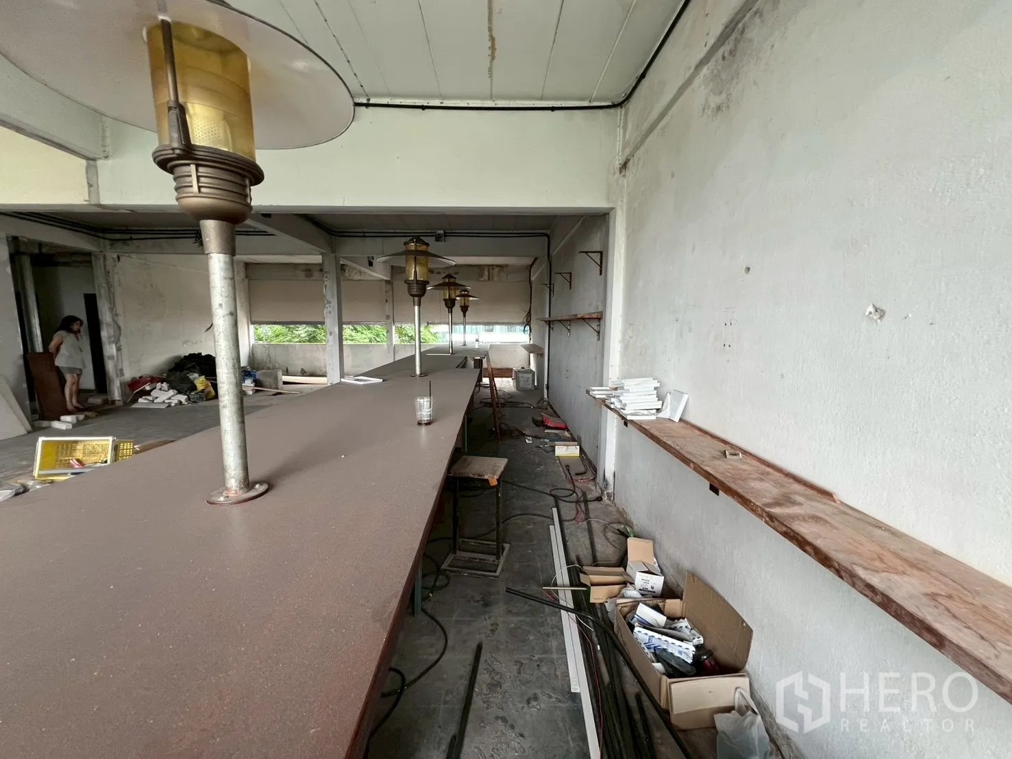 พื้นที่ขายปลีก ให้เช่าในWatthana, Bangkok - เคาน์เตอร์ยาวและชั้นติดผนัง พร้อมกล่องอุปกรณ์และสายไฟ แสดงจุดสาธารณูปโภค