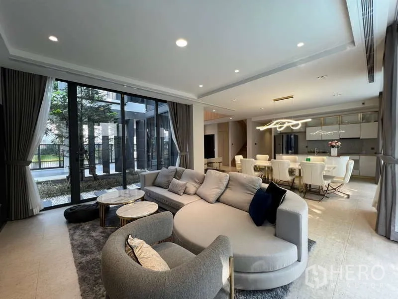 Detached House for rent in Suan Luang, Bangkok - Lounge facing a garden courtyard with dining and kitchen beyond.