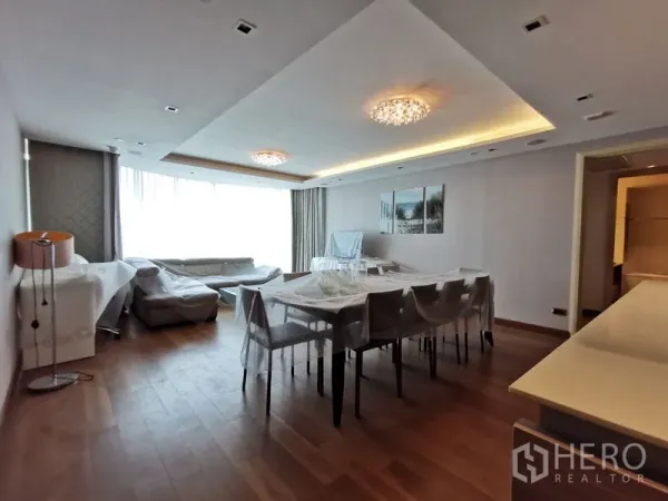 公寓 出租或出售在Phaya Thai, Bangkok - 开放式客餐厅，实木地板、水晶灯与整面落地窗