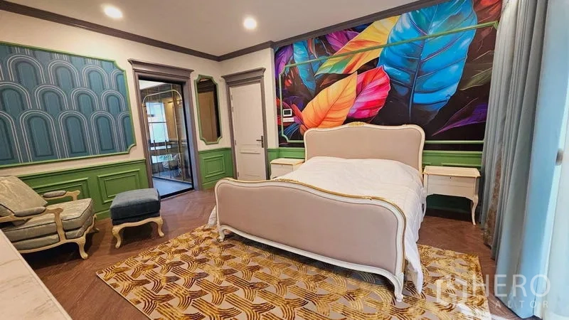 บ้าน ให้เช่าหรือขายในSaphan Sung, Bangkok - ห้องนอน เตียงบุนวม กับผนังภาพลายใบไม้สีสด