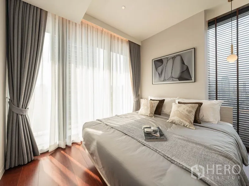 公寓 出租在Watthana, Bangkok - 转角卧室，落地窗采光充足。