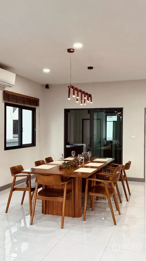 บ้าน ให้เช่าในBang Phli, Samut Prakan - ห้องรับประทานอาหาร โคมไฟสมัยใหม่และประตูกระจกเข้าสู่ครัว