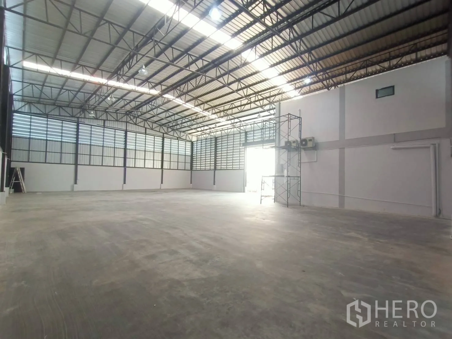 โรงงาน for rent or sale in Mueang Samut Sakhon, Samut Sakhon - ฮอลล์โรงงานกว้าง หลังคาโครงเหล็กสูง พื้นคอนกรีตขัดมัน และผนังบานเกล็ดระบายอากาศรับแสงธรรมชาติ