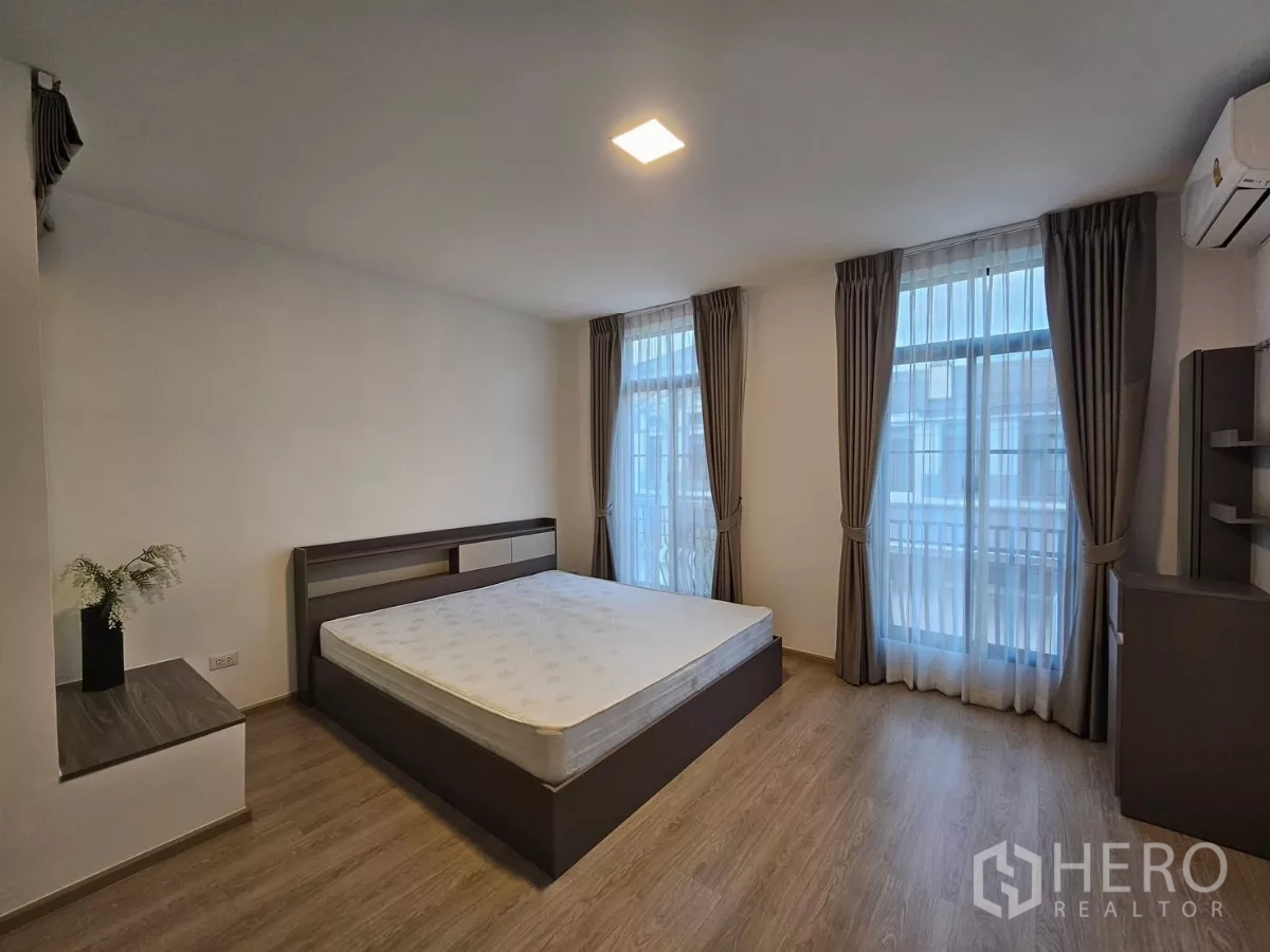 联排别墅 出租在Bang Phli, Samut Prakan - 宽敞主卧，大窗帘、空调与自然采光