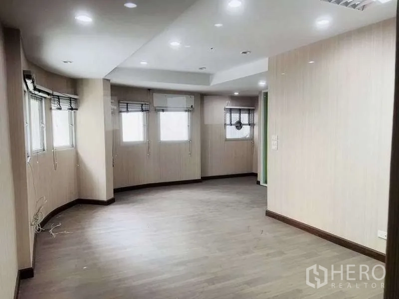 带办公室的家 出售在Huai Khwang, Bangkok - 中性色调办公区，弧形窗墙与筒灯顶面
