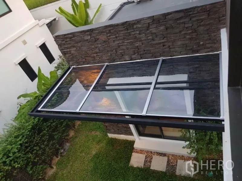 Detached House for rent in Bang Phli, Samut Prakan - Glass canopy roof above side patio and stone feature wall.