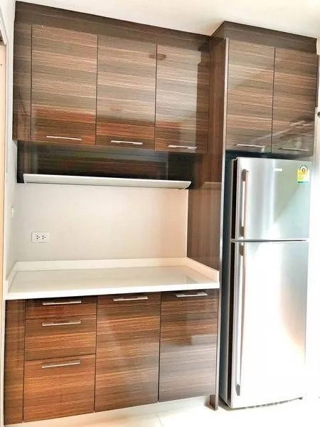 联排别墅 出租在Watthana, Bangkok - 内置橱柜操作台与不锈钢冰箱
