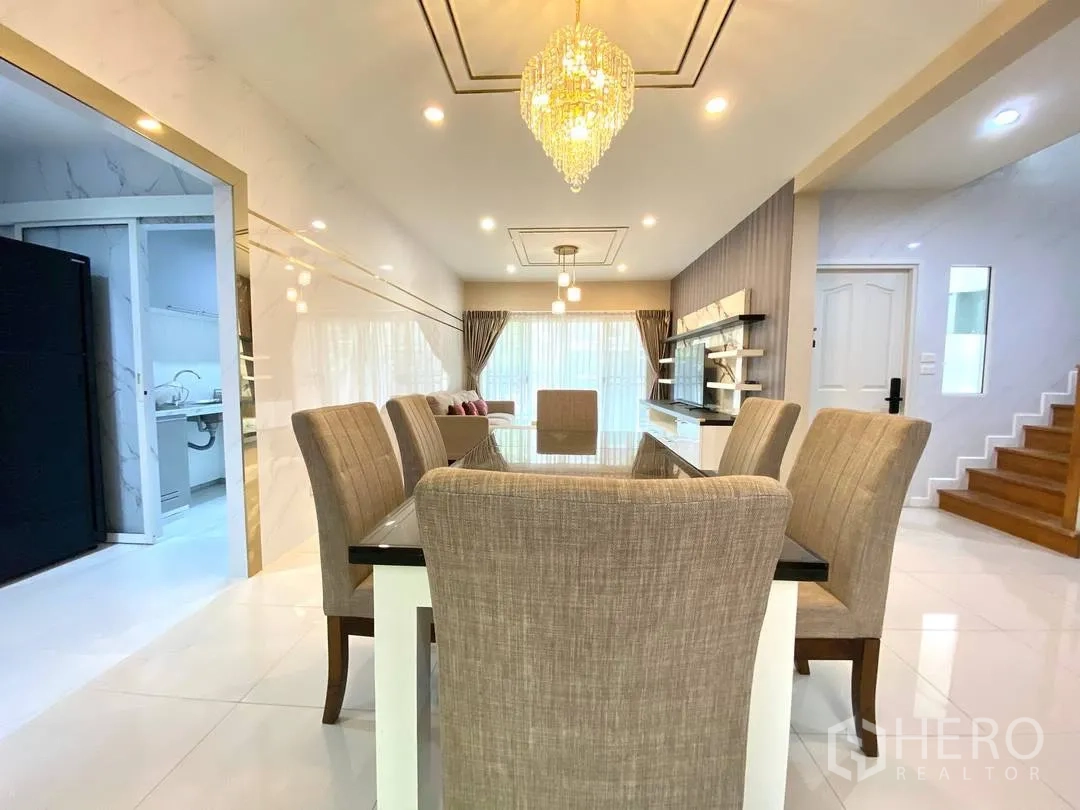 独栋房屋 for rent in Suan Luang, Bangkok - 餐区配玻璃餐桌、六把椅子与水晶吊灯。
