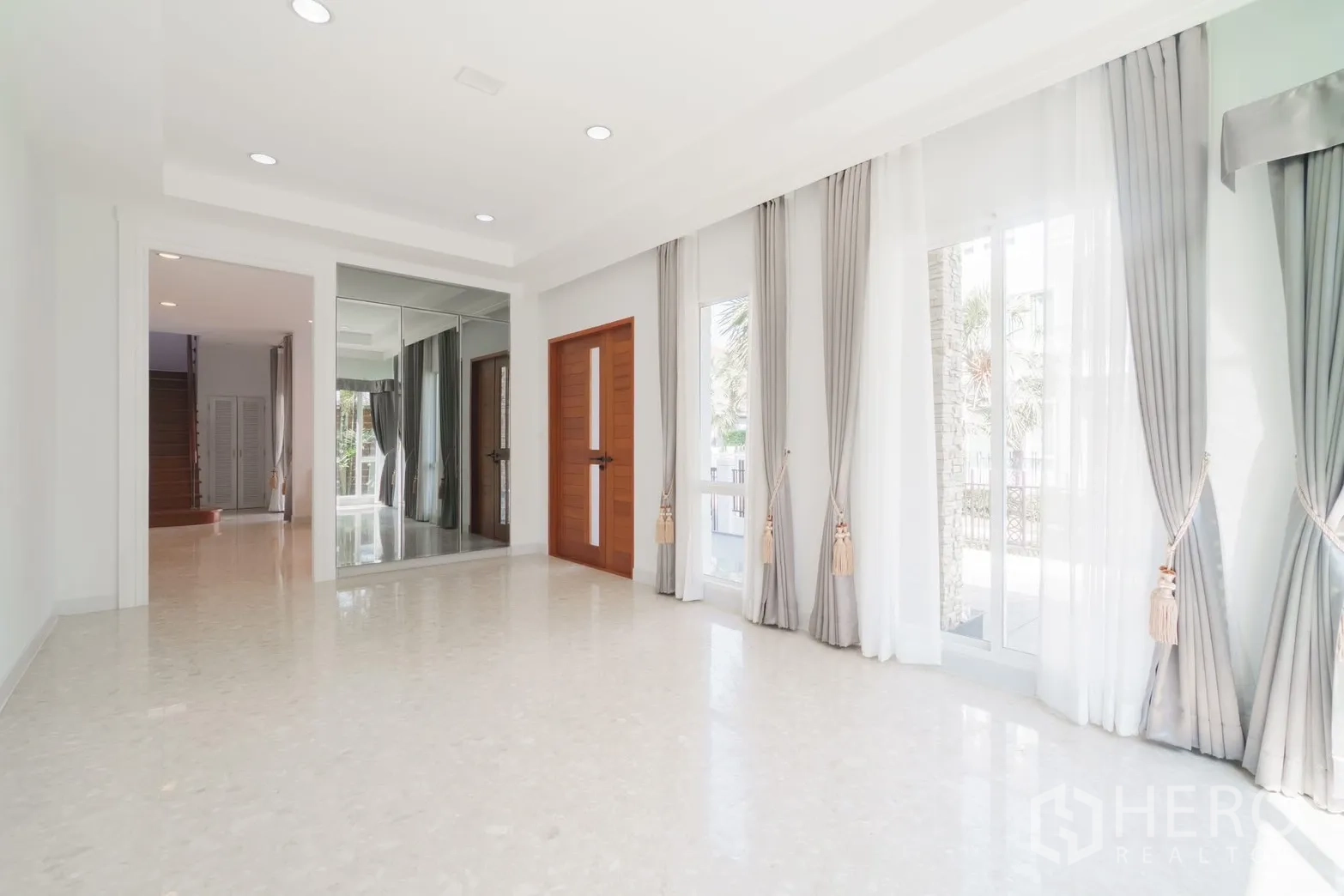独栋房屋 for rent or sale in Saphan Sung, Bangkok - 明亮门厅/客厅，落地窗与长窗帘。