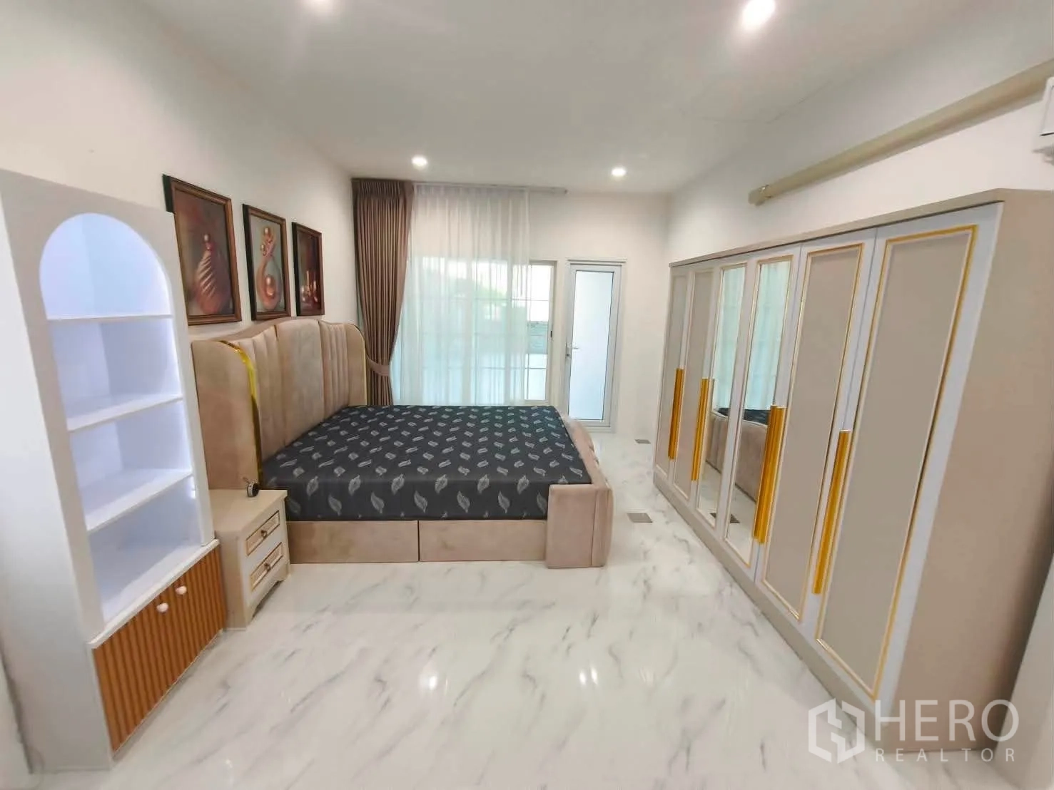 บ้านเดี่ยว for rent in Bang Phli, Samut Prakan - ห้องนอนใหญ่พร้อมตู้เสื้อผ้าสูงและประตูกระจกบานเลื่อน.