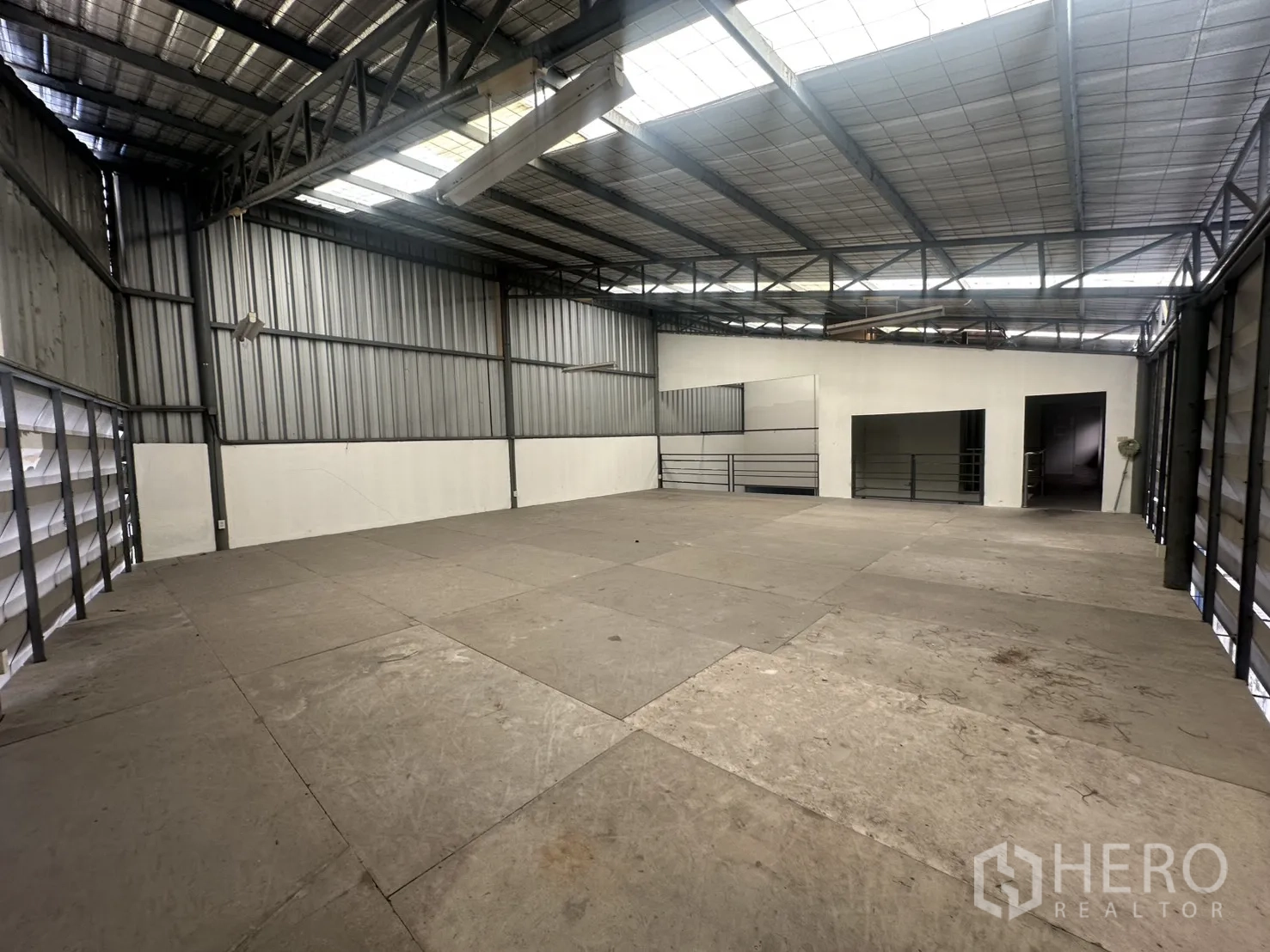 Warehouse for rent in Suan Luang, Bangkok - Mezzanine level facing offices with railings and access openings.