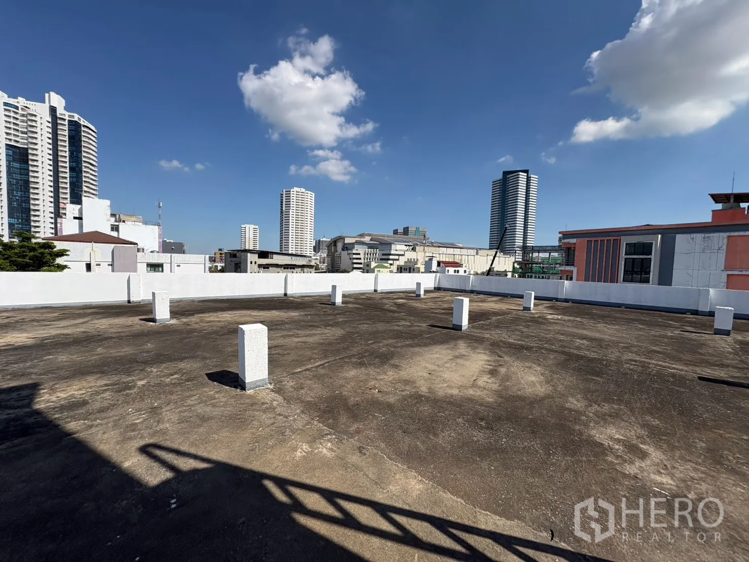 Warehouse for rent in Bang Na, Bangkok - Panoramic rooftop terrace with an urban skyline in the distance.