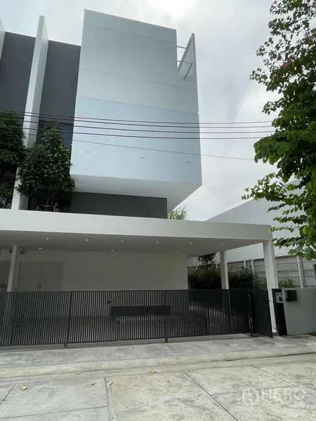 带办公室的家 出租在Don Mueang, Bangkok - 转角家庭办公室正立面，带有顶棚车位与大门。