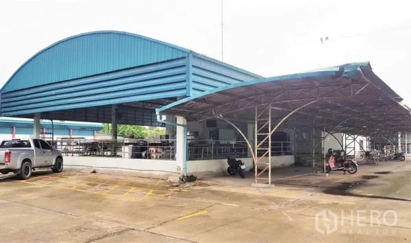 โรงงาน ขายในLam Luk Ka, Pathum Thani - โรงเรือนโครงเหล็กแบบโปร่งพร้อมหลังคาและลานกว้าง มีที่จอดรถยนต์และมอเตอร์ไซค์