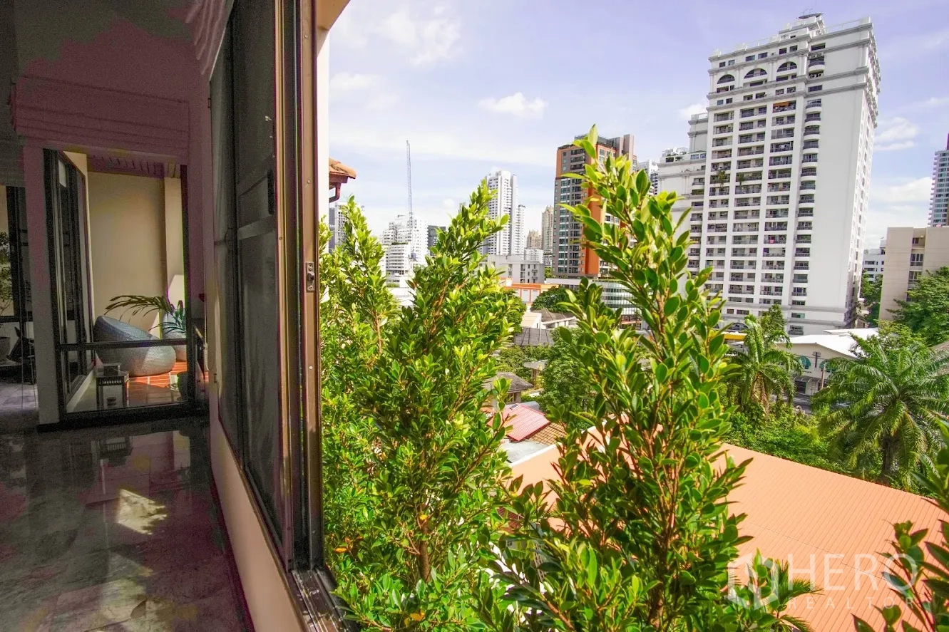 房间 出租在Watthana, Bangkok - 从窗边望向城市与绿意景观，位于Phrom Phong区域。