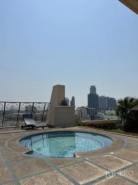 公寓 出售在Watthana, Bangkok - 屋顶圆形泡池与日光躺椅，可眺望曼谷天际线，靠近BTS Phra Khanong的公寓。