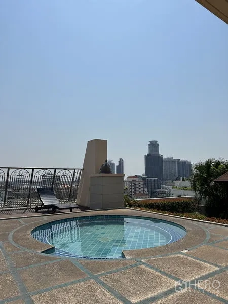 公寓 出售在Watthana, Bangkok - 屋顶圆形泡池与日光躺椅，可眺望曼谷天际线，靠近BTS Phra Khanong的公寓。
