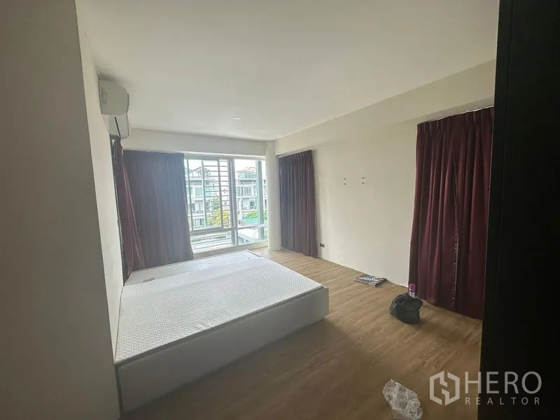带办公室的家 出租在Wang Thonglang, Bangkok - 卧室，双面大窗与木纹地板。