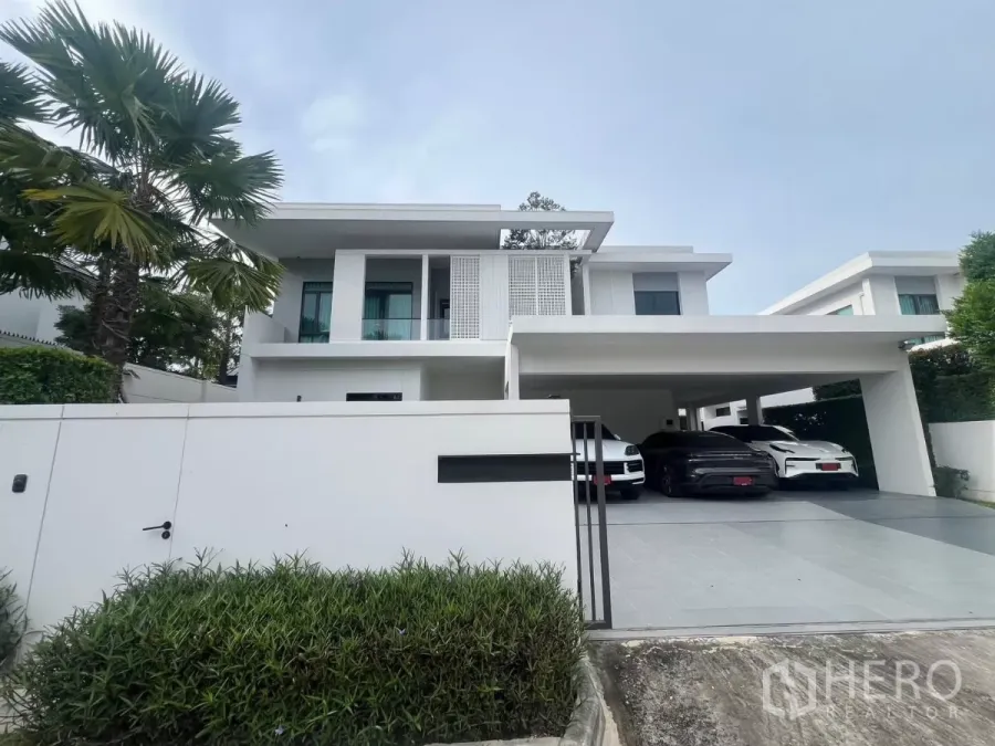 Detached House for rent in Samut Prakan - Modern two-storey detached house with gated entrance and a large covered carport.