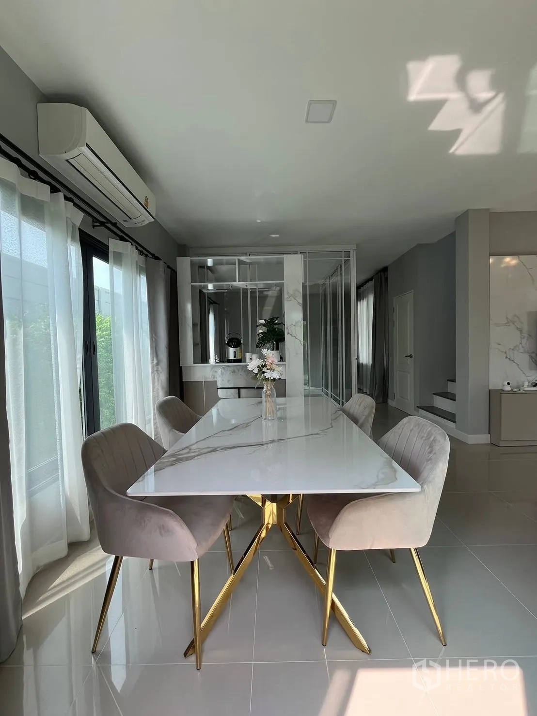 บ้าน for rent in Bang Phli, Samut Prakan - โต๊ะอาหารท็อปหินอ่อนขาโทนทอง เก้าอี้กำมะหยี่ ใกล้บันไดบ้าน