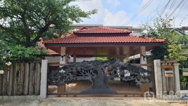 独立式住宅 出租在Saphan Sung, Bangkok - 泰式红瓦门亭与树形金属大门的独栋别墅入口