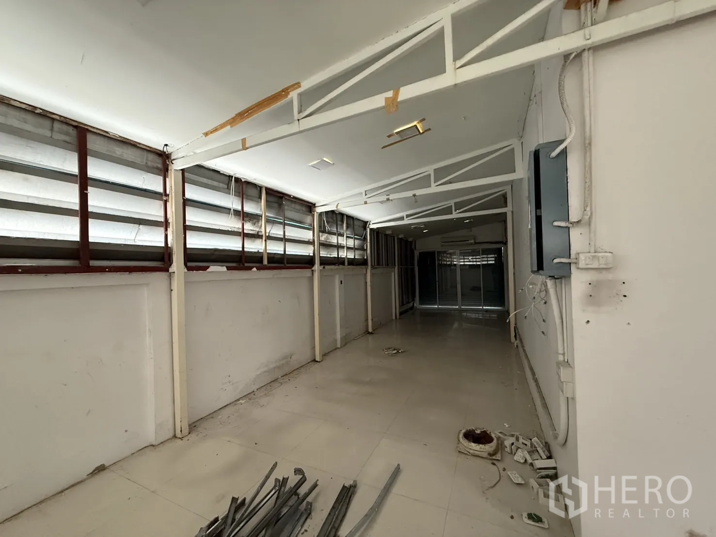 办公空间 出租在Bueng Kum, Bangkok - 后方储藏或仓储区，侧窗百叶与外露梁架。