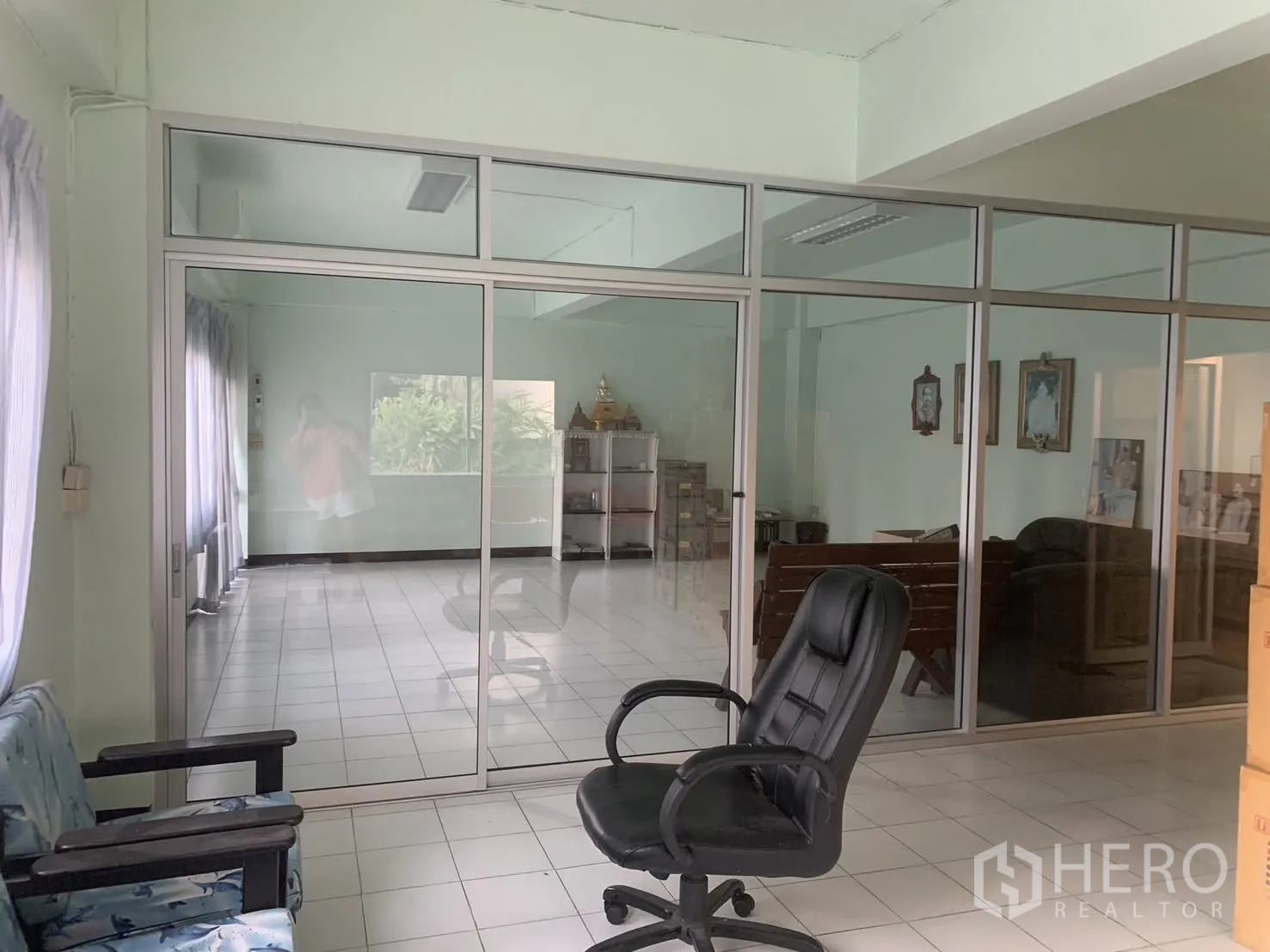 仓库 for rent in Bang Phli, Samut Prakan - 仓内玻璃隔间办公室，设座椅与瓷砖地面。