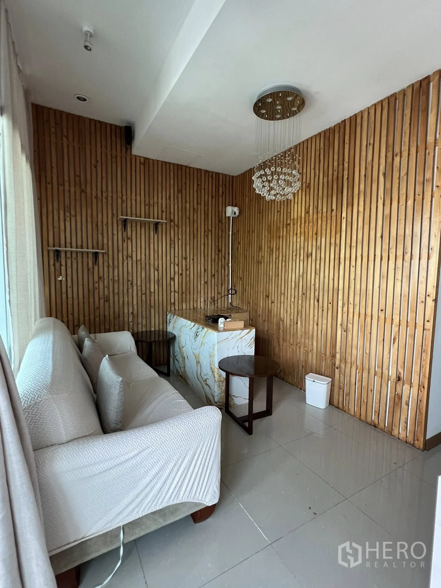 零售空间 for rent in Lat Phrao, Bangkok - 休息与接待区，配沙发、大理石纹接待台和吊灯。