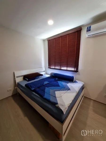 Townhouse for rent - Second bedroom with window blinds, air conditioner and wood-look flooring.