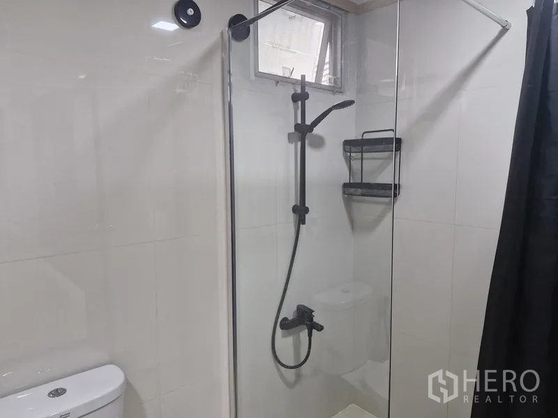 คอนโด ให้เช่าในWatthana, Bangkok - ห้องอาบน้ำกระจกพร้อมชุดฝักบัวสีดำและหน้าต่างเล็ก