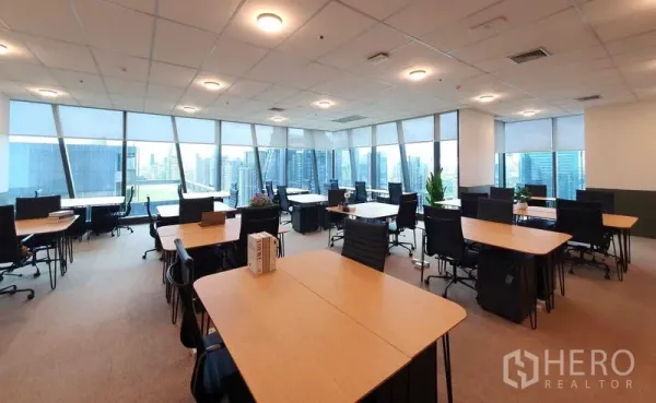 สำนักงาน ให้เช่า - สำนักงานแบบเปิดชั้นสูงใน G Tower มีหน้าต่างกระจกบานใหญ่เห็นวิวสกายไลน์ โต๊ะไม้ เก้าอี้สีดำ และพื้นพรม