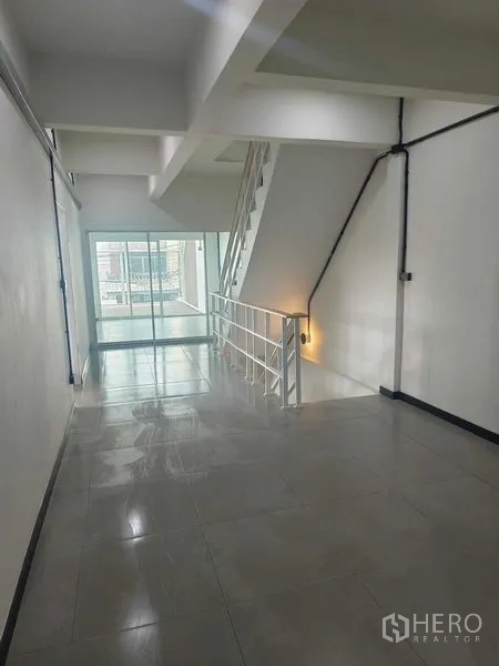 联排别墅 出售在Bang Phlat, Bangkok - 楼梯平台配玻璃门，大量自然采光。
