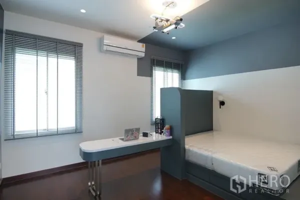 独立式住宅 出租在Lat Krabang, Bangkok - 现代卧室，带内置书桌、空调与木地板。