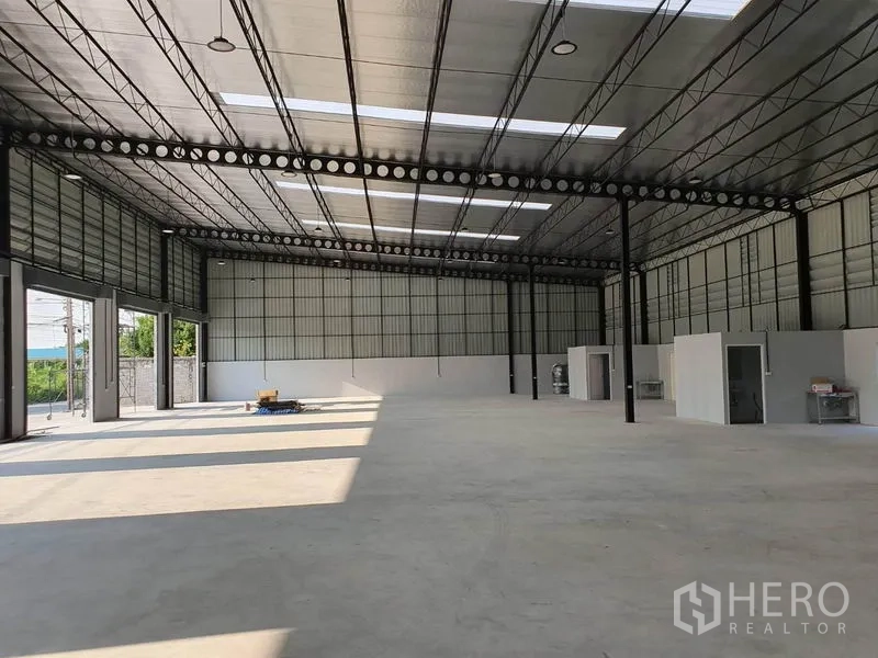 คลังสินค้า ให้เช่าในNonthaburi - พื้นที่ภายในโกดังโล่ง เพดานสูง 7.8–6 ม. โครงเหล็ก หลังคามีสกายไลต์ และพื้นคอนกรีตเรียบ