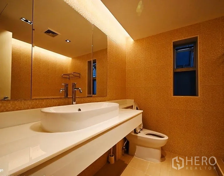 คอนโด ให้เช่าในPathum Wan, Bangkok - ห้องน้ำพร้อมเคาน์เตอร์สีขาวยาว กระจกไฟซ่อน และช่องหน้าต่าง