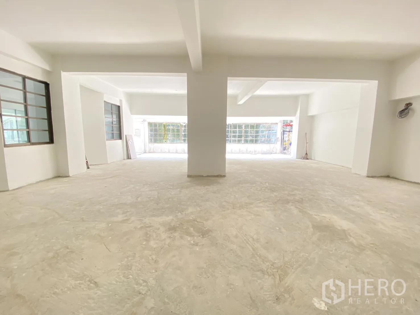 พื้นที่ขายปลีก for rent in Watthana, Bangkok - มุมมองจากกลางห้องไปทางทางเข้าและผนังกระจก แสงสว่างทั่วพื้นที่.