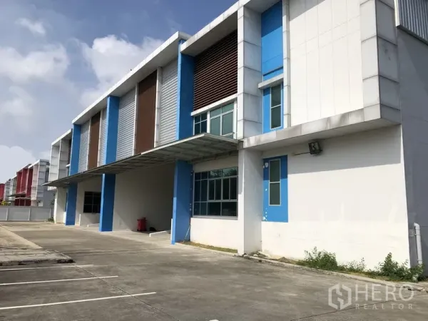Factory for rent in Bang Sao Thong, Samut Prakan - Factory facade with covered loading canopy and spacious parking bays.