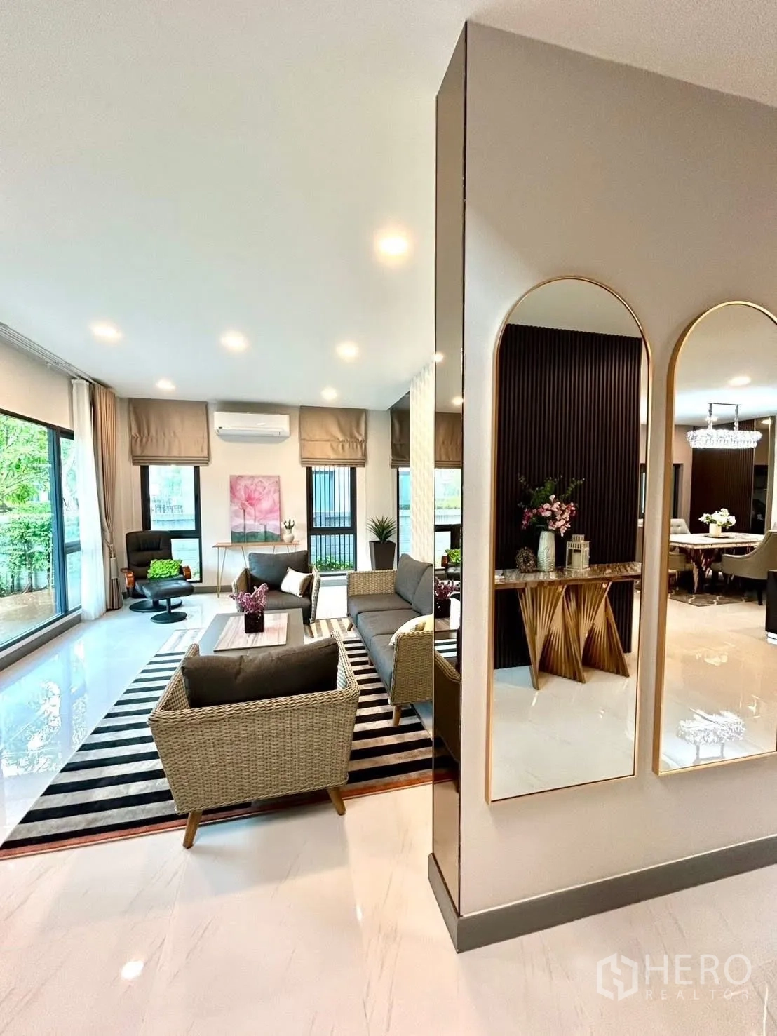 Detached House for rent in Bang Phli, Samut Prakan - Foyer with arched mirrors overlooking the living room and dining space.