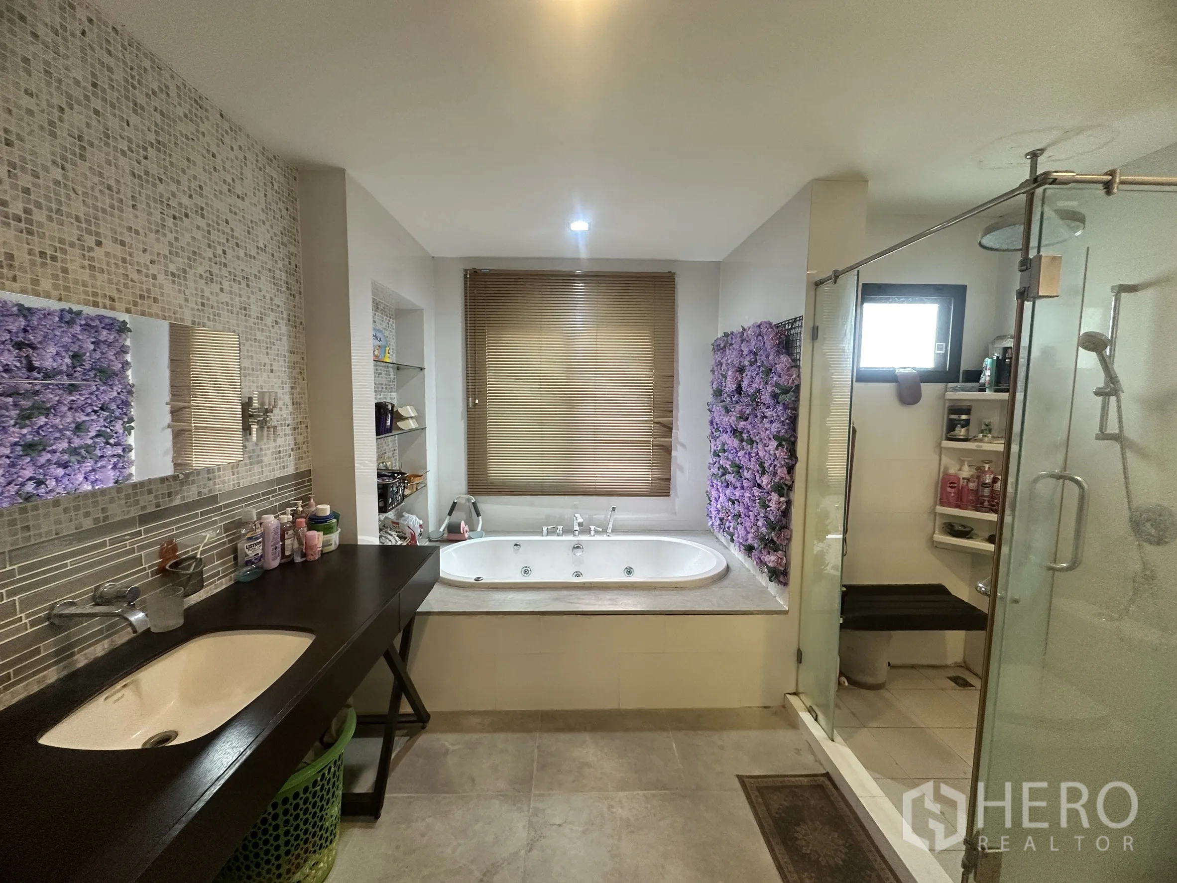 独栋房屋 for sale in Pak Kret, Nonthaburi - 卫浴含浴缸、玻璃淋浴间与单盆洗手台。
