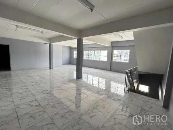 Warehouse for rent in Bang Phli, Samut Prakan - Open-plan mezzanine workspace with glossy tile floors and natural light