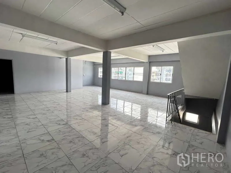 Warehouse for rent in Bang Phli, Samut Prakan - Open-plan mezzanine workspace with glossy tile floors and natural light