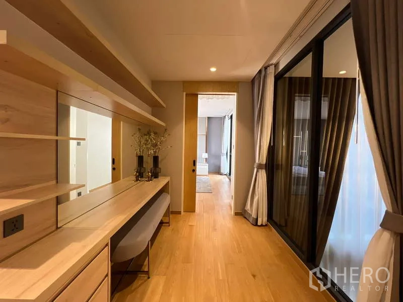 Detached House for rent in Suan Luang, Bangkok - Dressing corridor with built‑in vanity and shelves beside large windows.