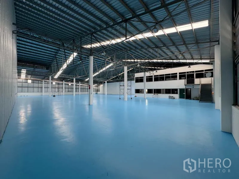 Warehouse for rent in Mueang Pathum Thani, Pathum Thani - Wide shot across the production area facing the mezzanine office block and stairs.