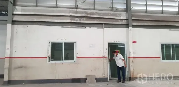 Warehouse for rent in Lam Luk Ka, Pathum Thani - Close-up of an interior access door and sliding windows beneath clerestory vents.