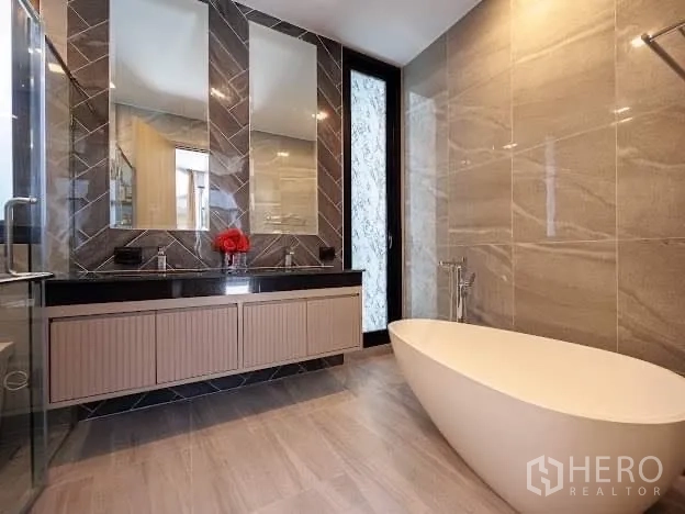 บ้าน ขายในPrawet, Bangkok - ห้องน้ำดีไซน์หรู มีอ่างอาบน้ำเดี่ยว อ่างล้างหน้าคู่ และผนังลายหินอ่อน