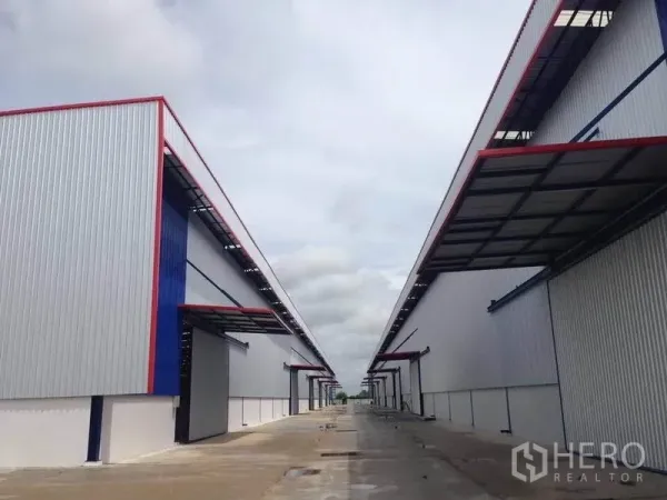 Factory for rent or sale in Phra Nakhon Si Ayutthaya - Twin warehouse blocks with covered loading bays and a central driveway in Wang Noi, Ayutthaya.