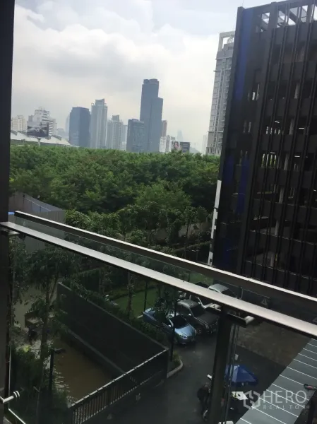 Condominium for sale in Din Daeng, Bangkok - Balcony view of greenery, parking area and Bangkok skyline from a Din Daeng condominium.