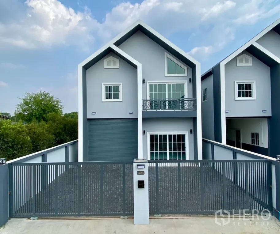 Factory for rent or sale in Bang Bua Thong, Nonthaburi - Newly built gable-front factory with sliding gate and paved driveway in Bang Bua Thong.