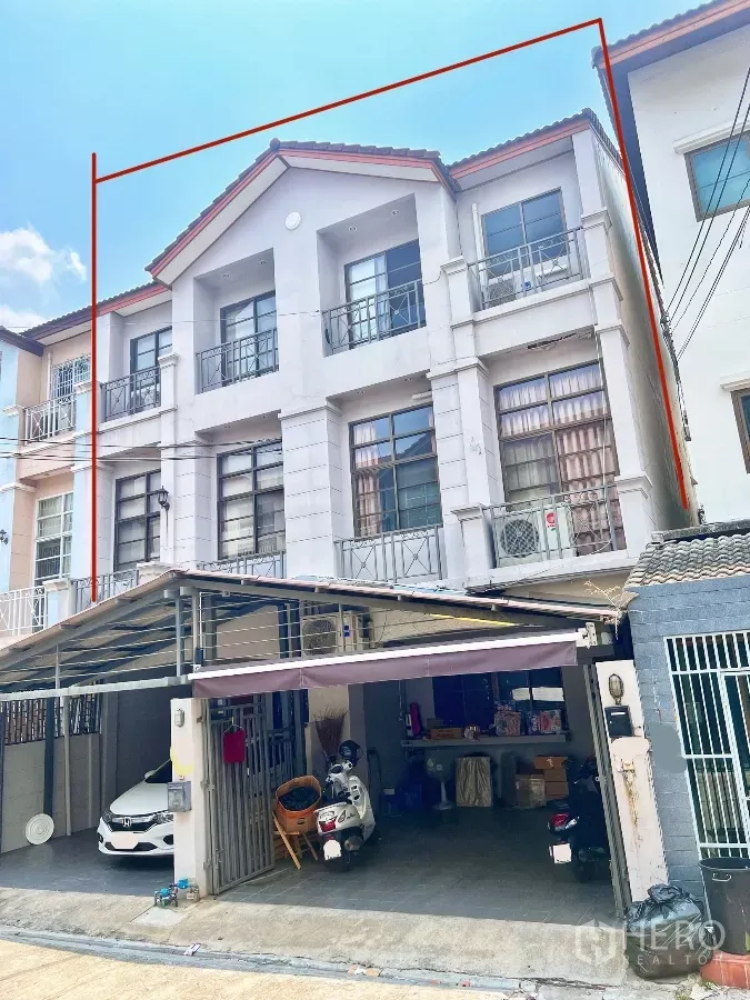 Townhouse for rent or sale in Phra Khanong, Bangkok - Three-storey townhouse facade with balconies and a covered two-car carport near BTS On Nut.