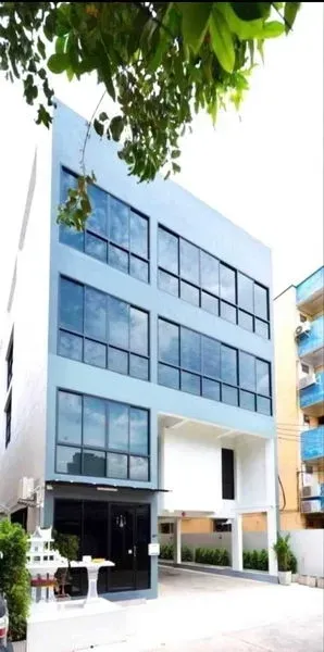 办公空间 出租或出售在Din Daeng, Bangkok - 现代办公楼正立面，高窗通透明亮。
